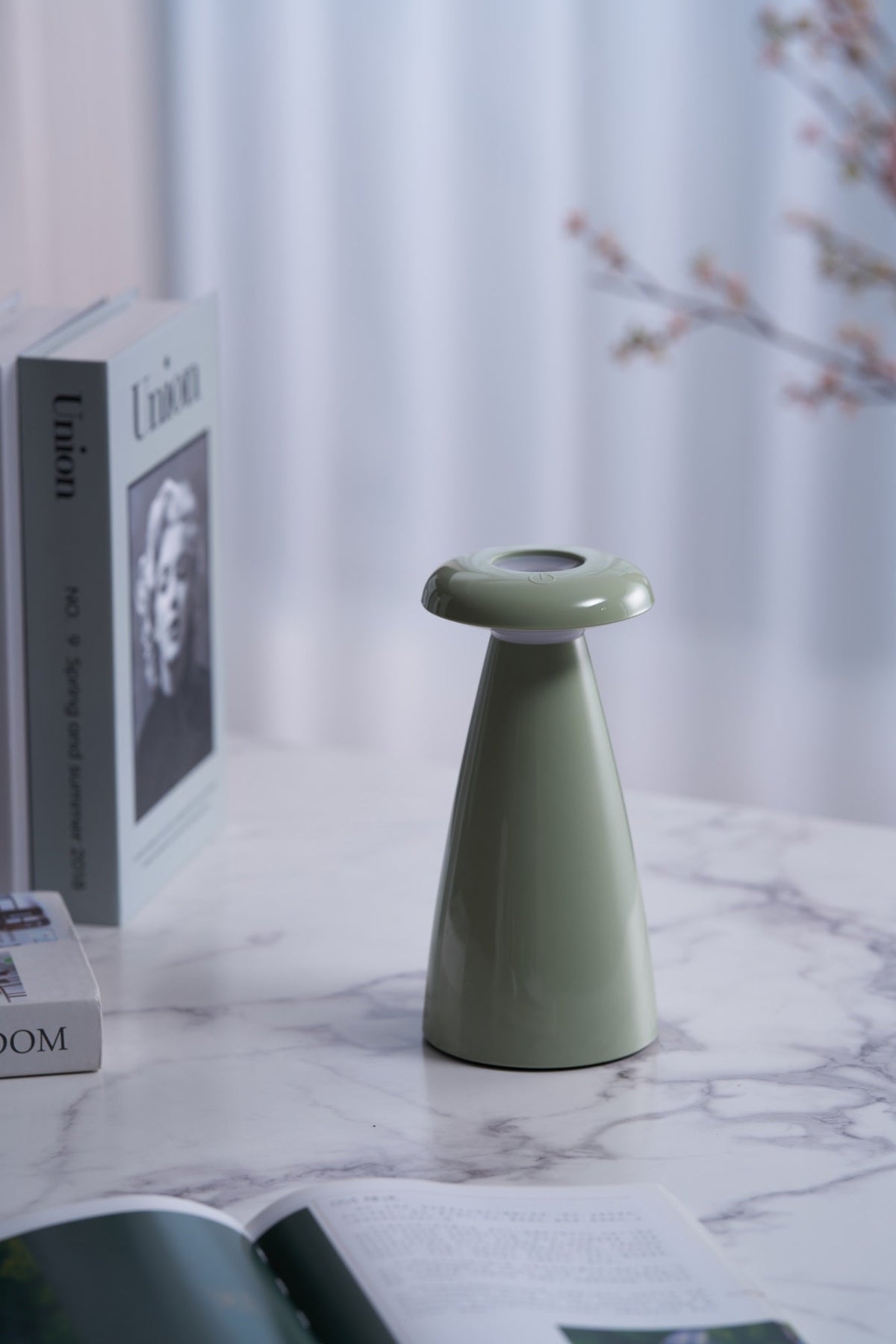 Mushroove Keramik-Tischleuchte im minimalistischen Stil in Grau