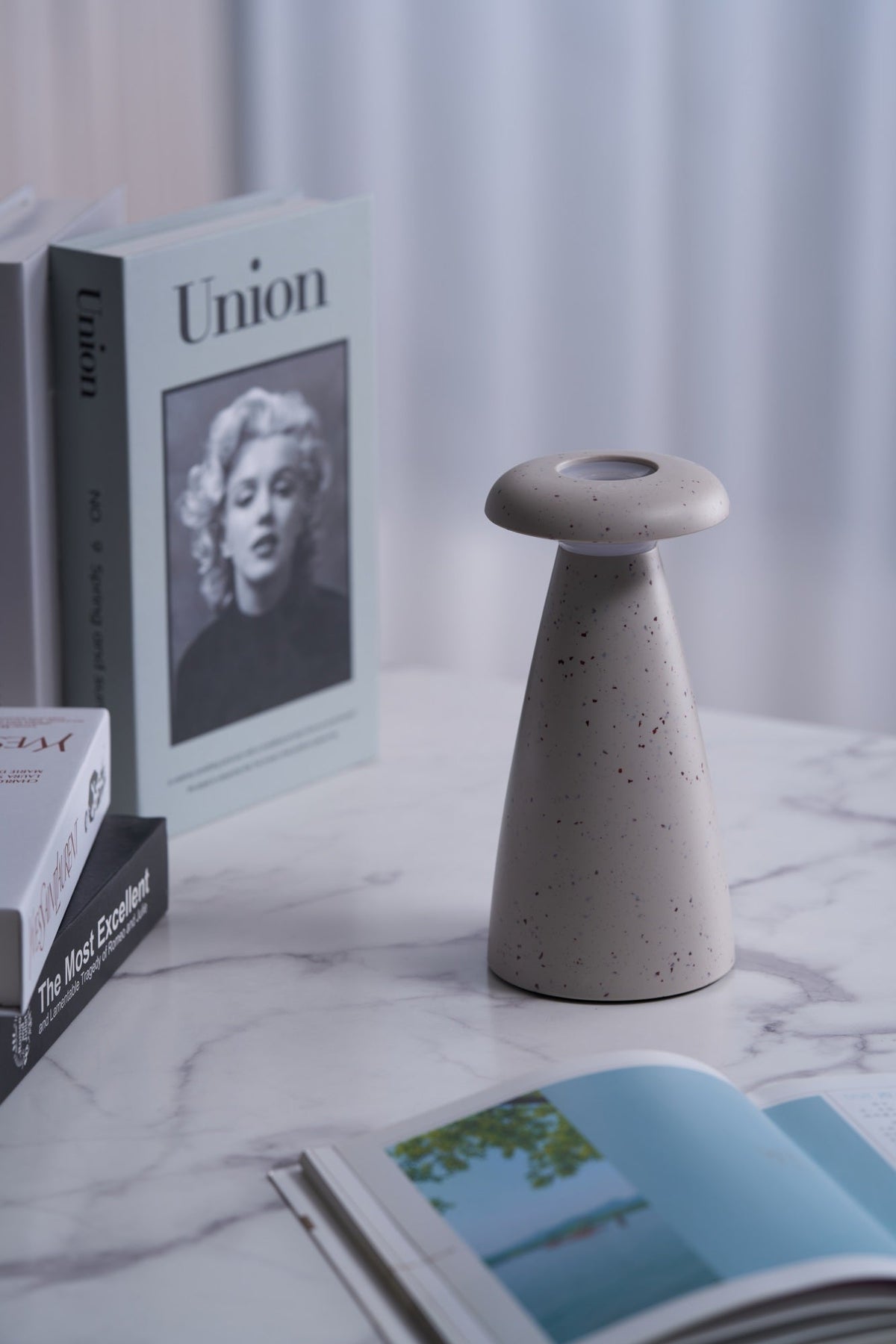 Mushroove Keramik-Tischleuchte im minimalistischen Stil in Grau