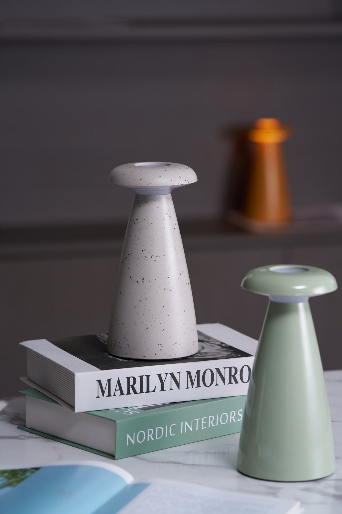 Mushroove Keramik-Tischleuchte im minimalistischen Stil in Grau