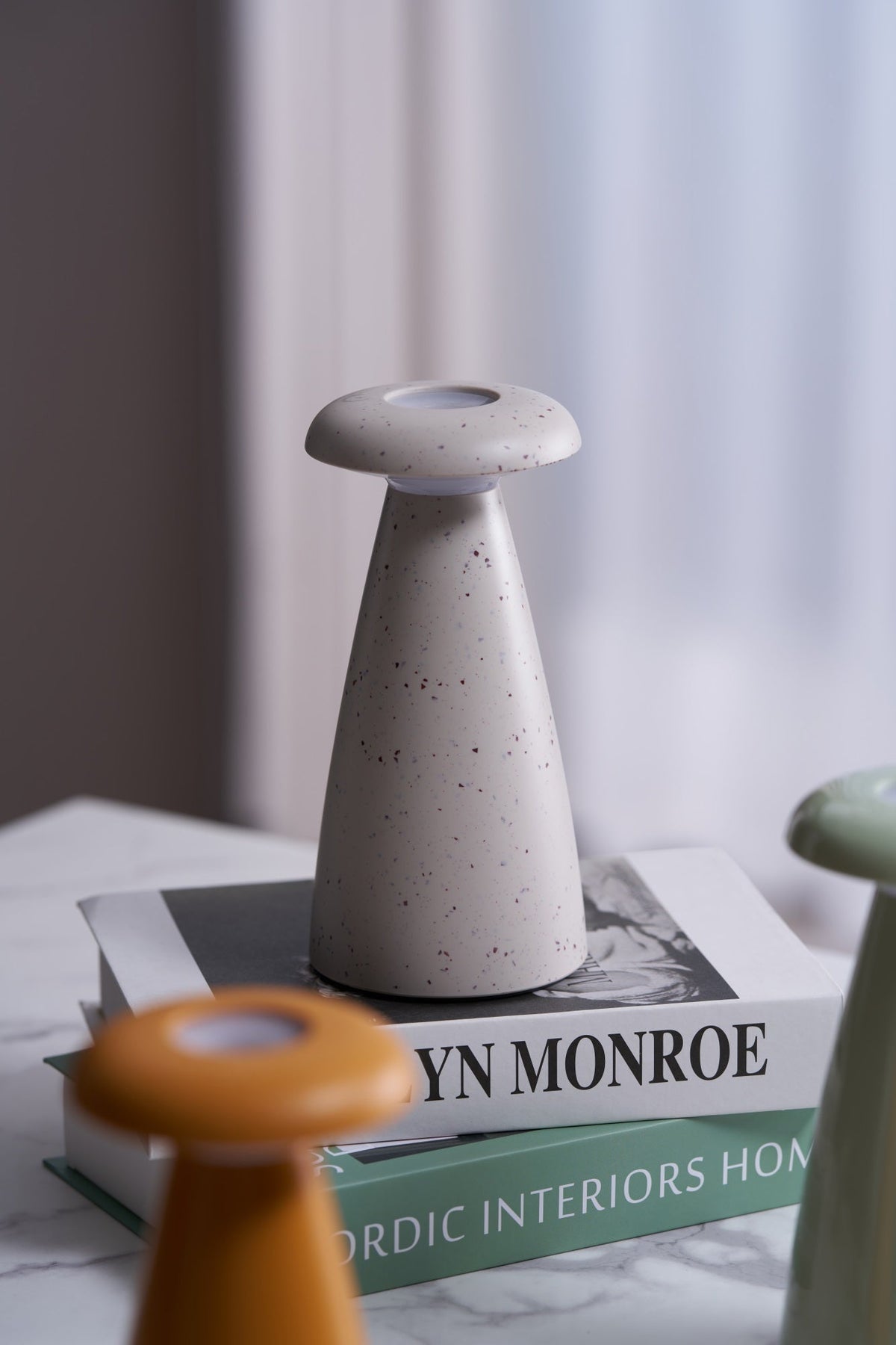 Mushroove Keramik-Tischleuchte im minimalistischen Stil in Grau