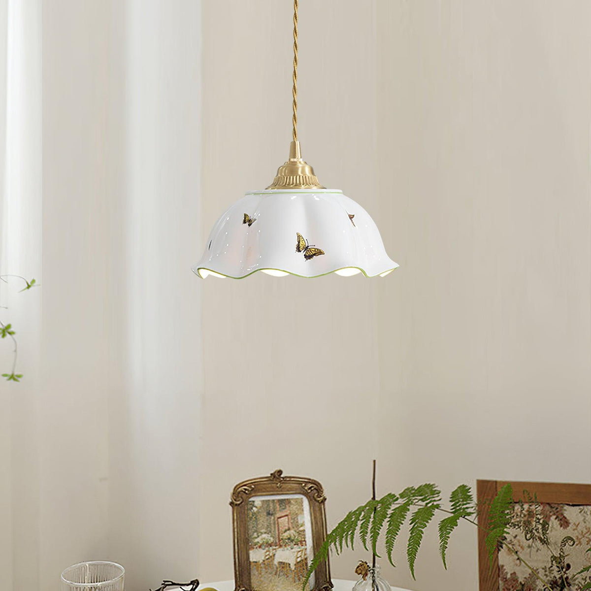 Lumina Pendelleuchte aus Keramik mit Blütenblatt-Schirm und handbemalten Schmetterlingen im Vintage-Stil