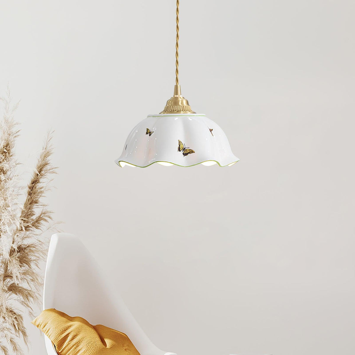 Lumina Pendelleuchte aus Keramik mit Blütenblatt-Schirm und handbemalten Schmetterlingen im Vintage-Stil