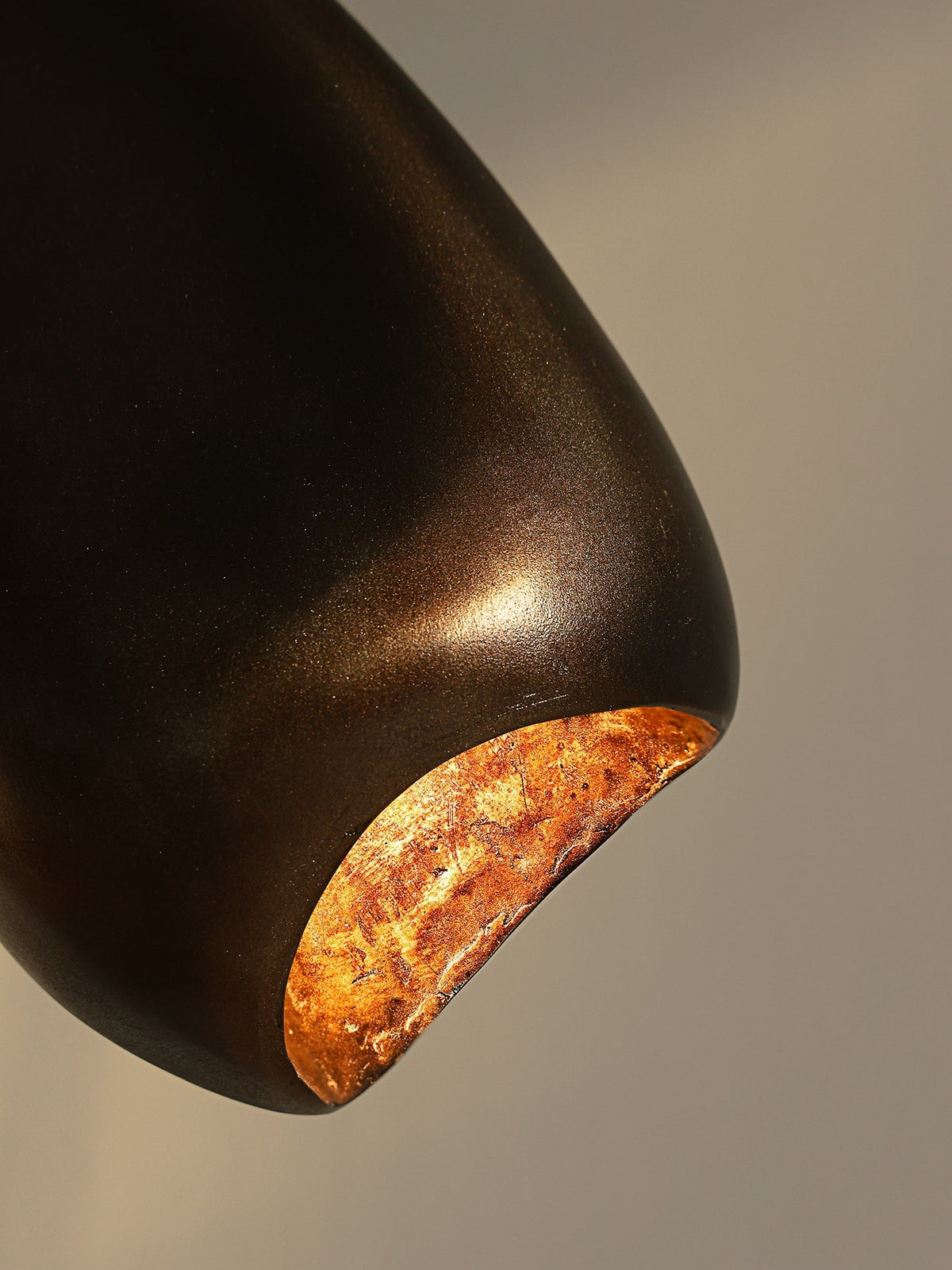 Kyns skulpturale Tischleuchte aus Bronze