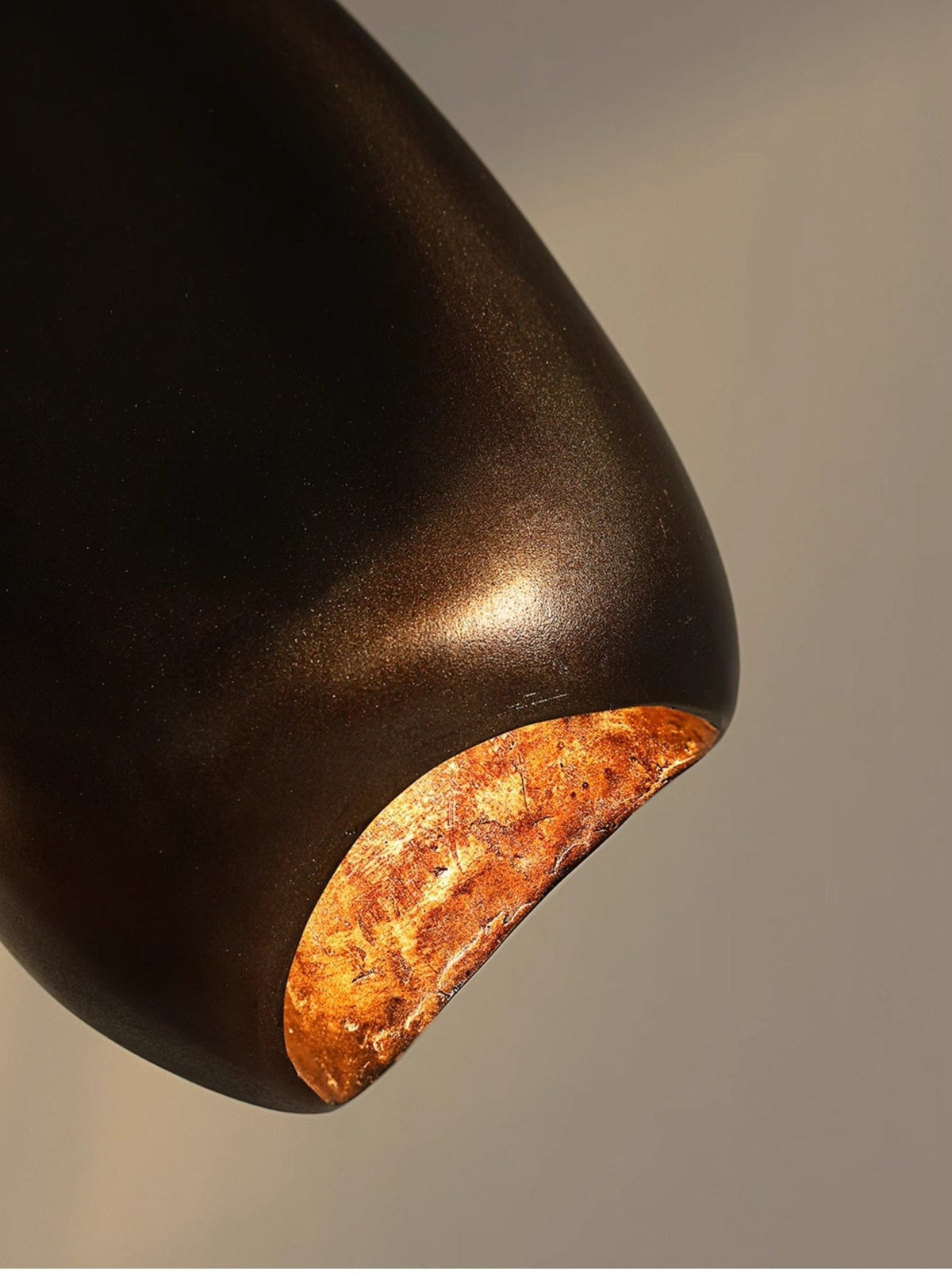 Kyns skulpturale Tischleuchte aus Bronze