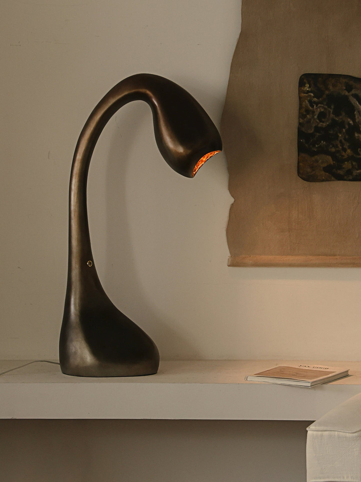 Kyns skulpturale Tischleuchte aus Bronze