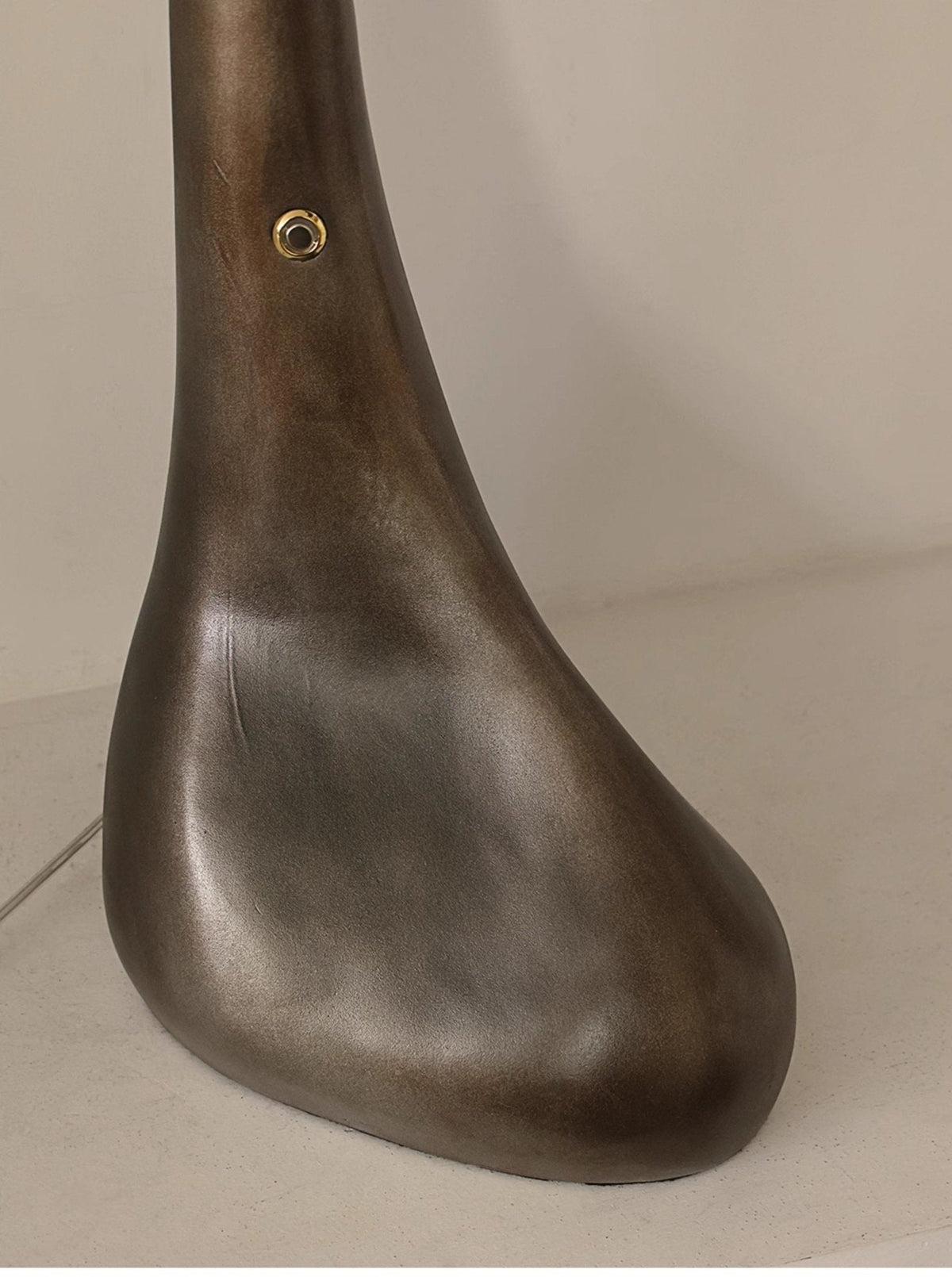 Kyns skulpturale Tischleuchte aus Bronze