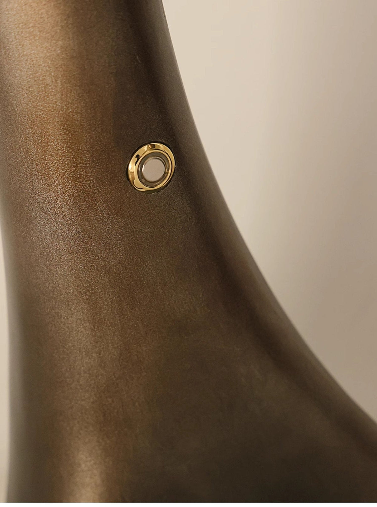 Kyns skulpturale Tischleuchte aus Bronze