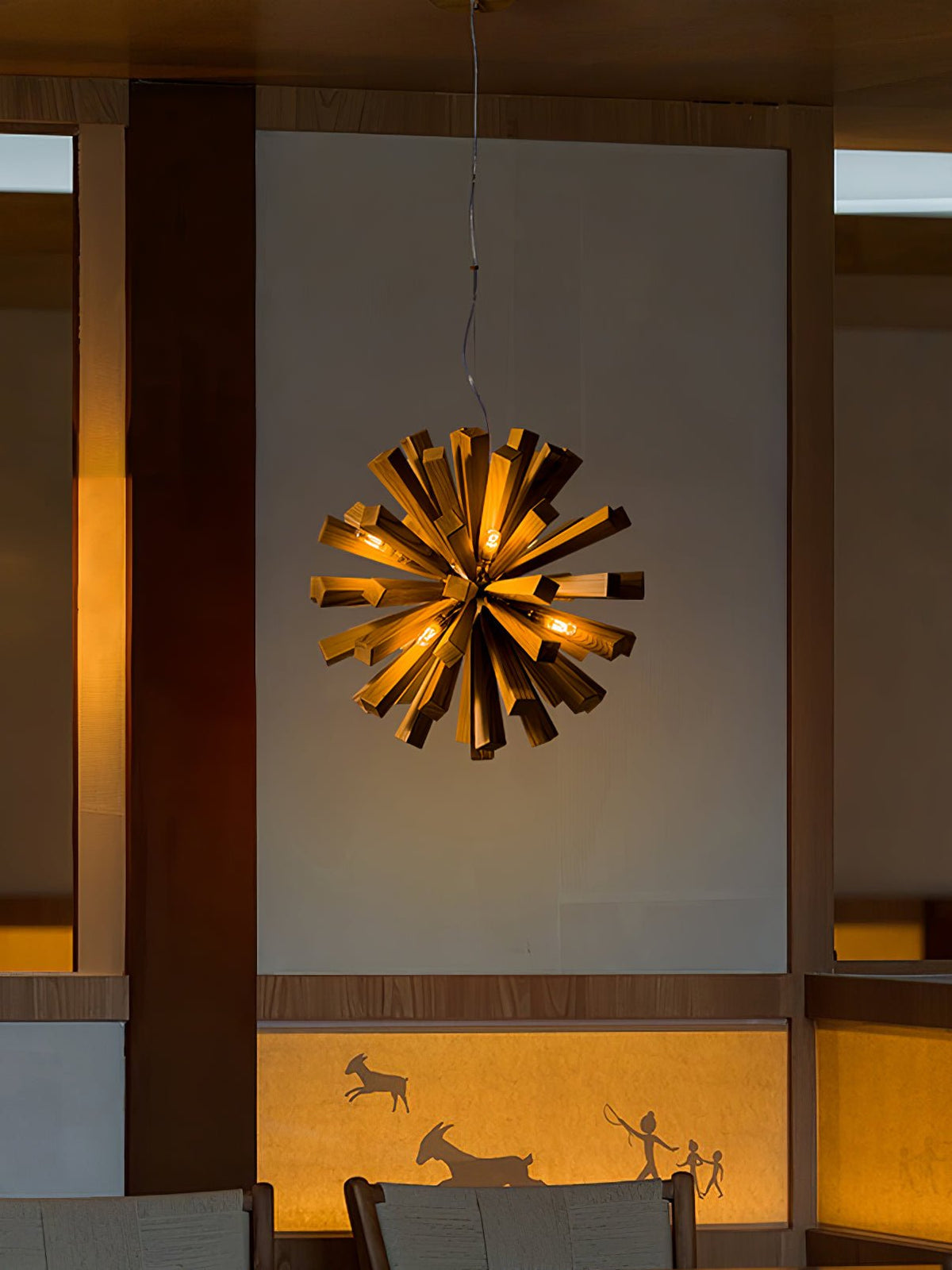 Elvarelle Kronleuchter aus Holz im zeitgenössischen Nordik-Stil