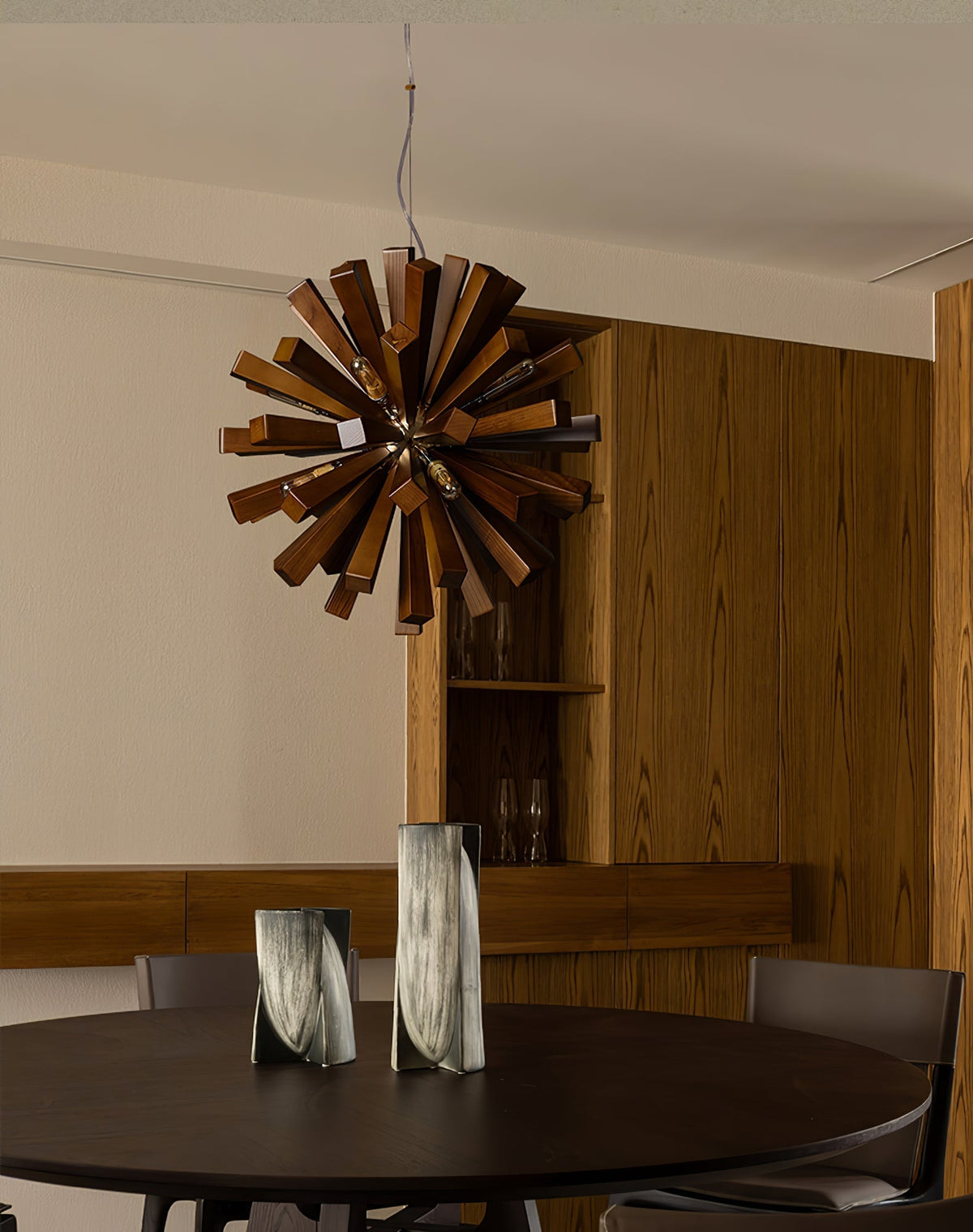 Elvarelle Kronleuchter aus Holz im zeitgenössischen Nordik-Stil