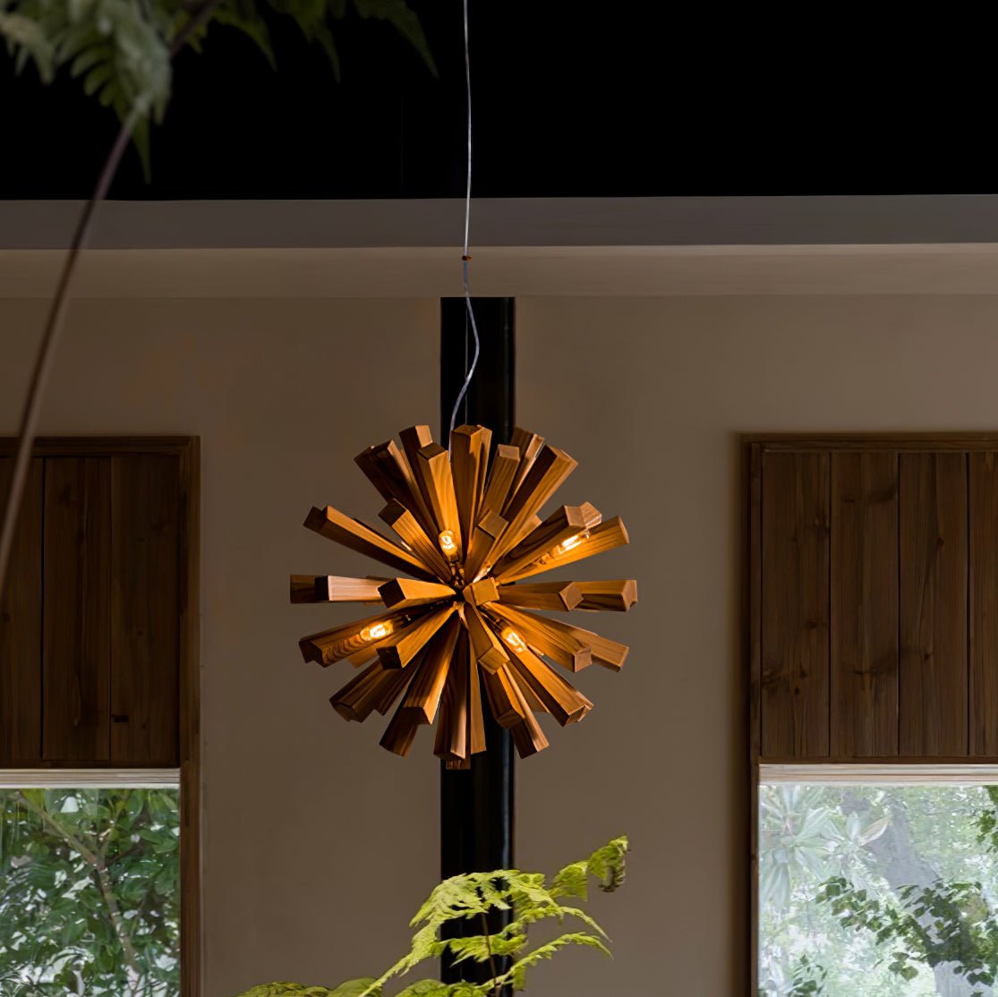 Elvarelle Kronleuchter aus Holz im zeitgenössischen Nordik-Stil