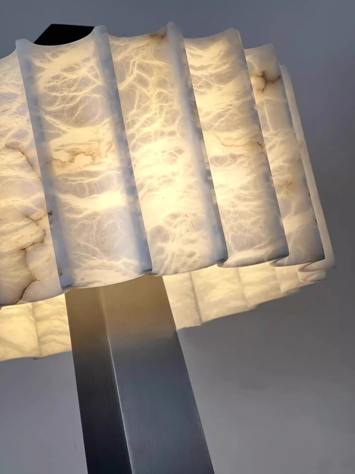 Wolve Alabaster Obelisk Stehleuchte