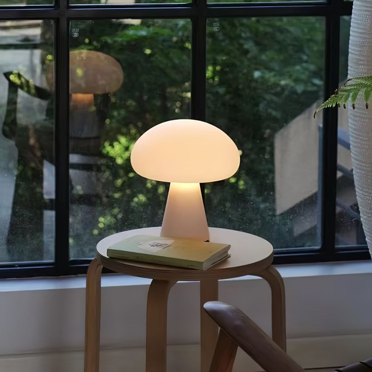 Ombra Tischleuchte aus Glas in Kieselsteinform