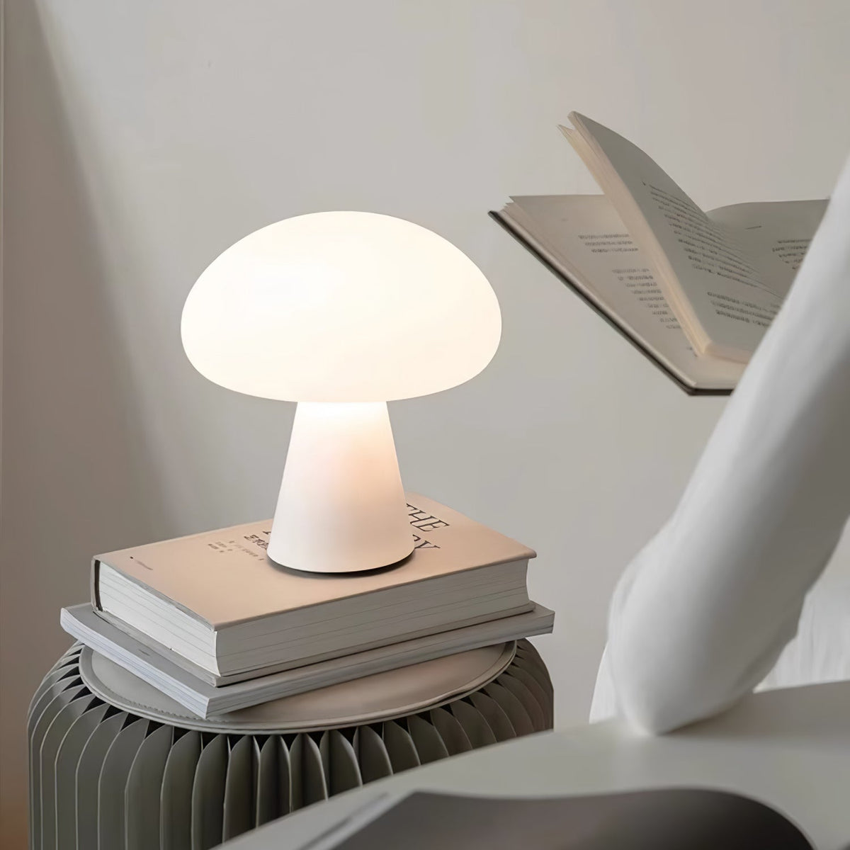 Ombra Tischleuchte aus Glas in Kieselsteinform