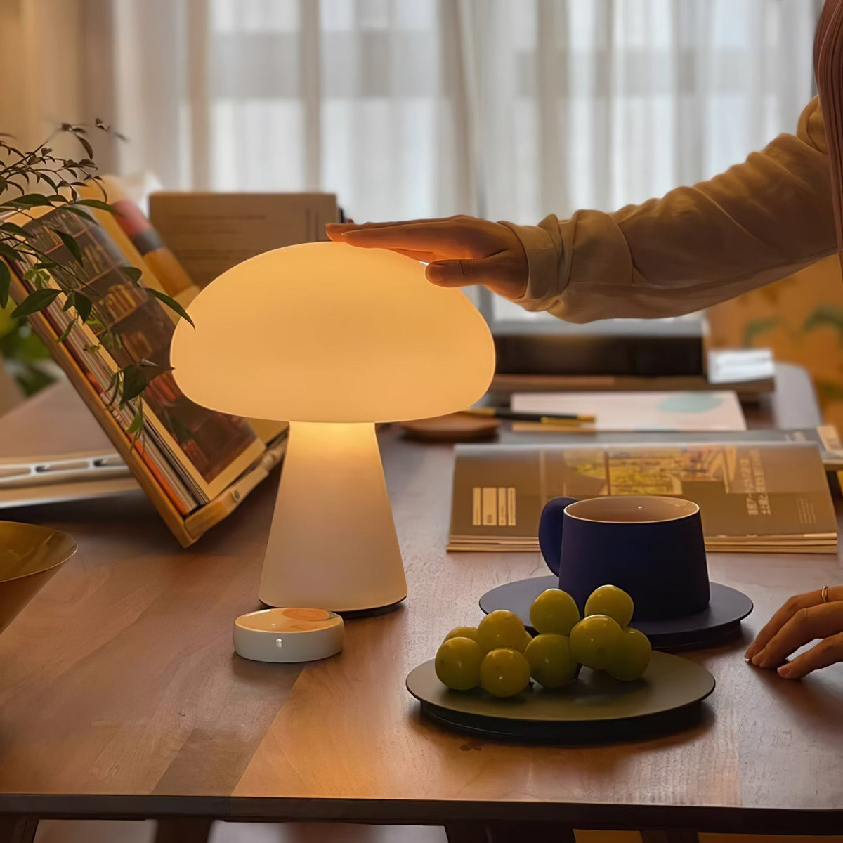Ombra Tischleuchte aus Glas in Kieselsteinform
