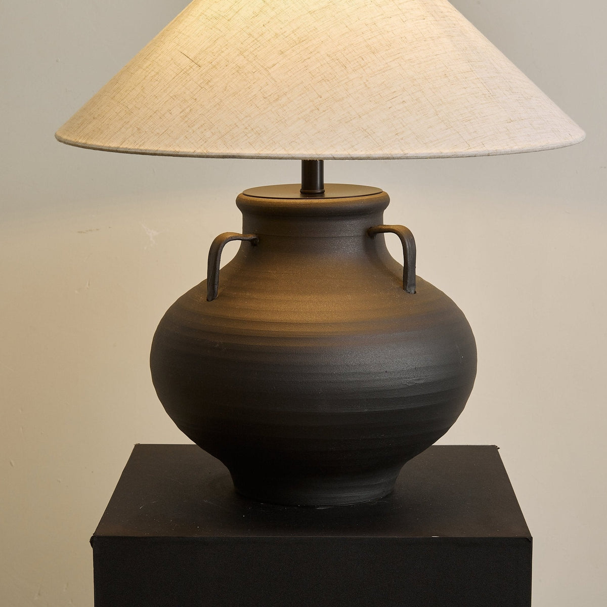 Clay Rustische Tischleuchte aus Keramik in Kegel-Form
