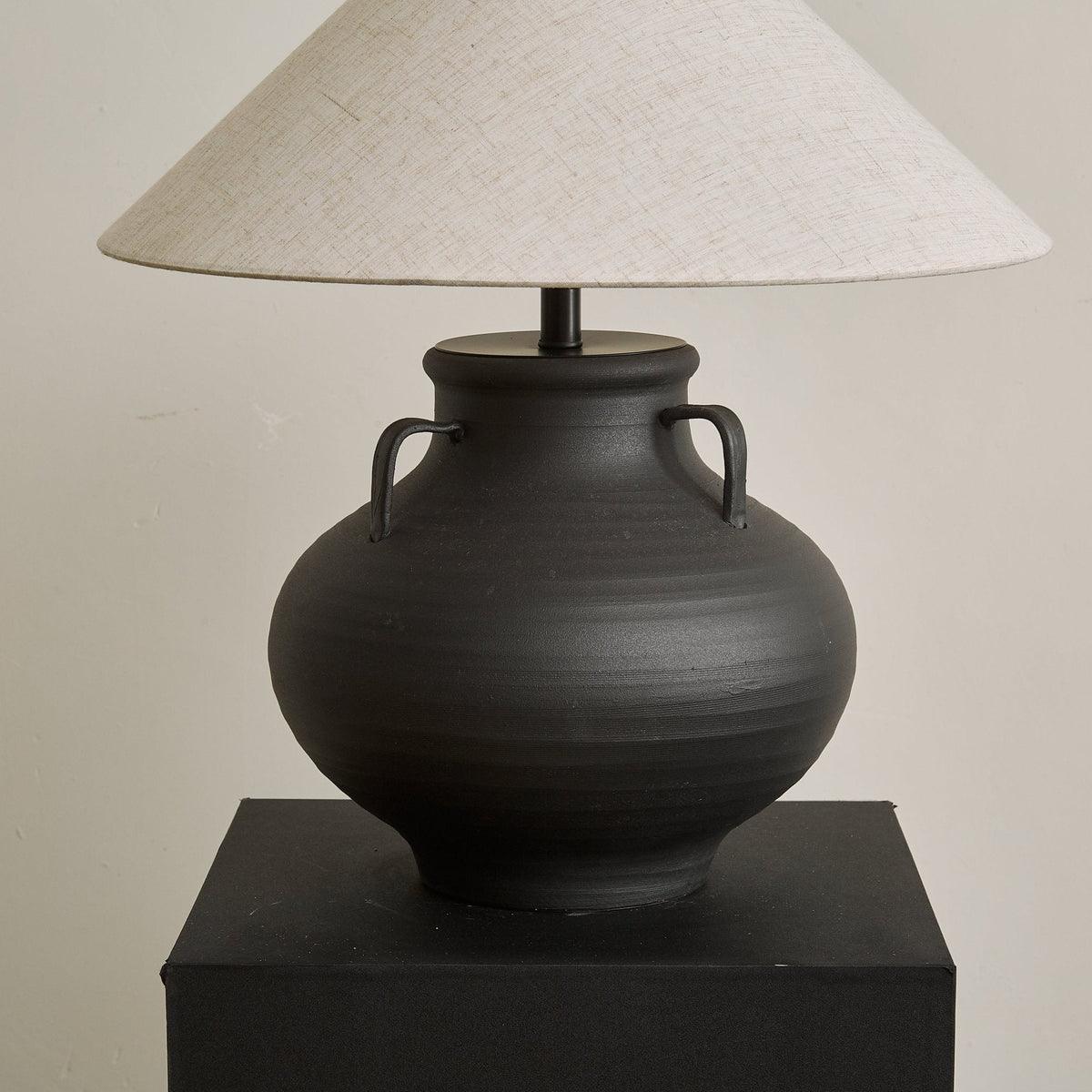 Clay Rustische Tischleuchte aus Keramik in Kegel-Form