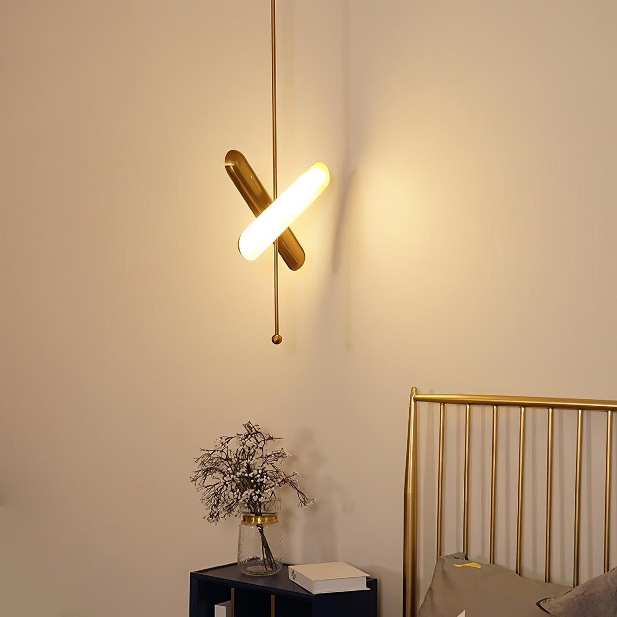 Lyvinaris Geometrische Pendelleuchte aus Messing in linearer Form