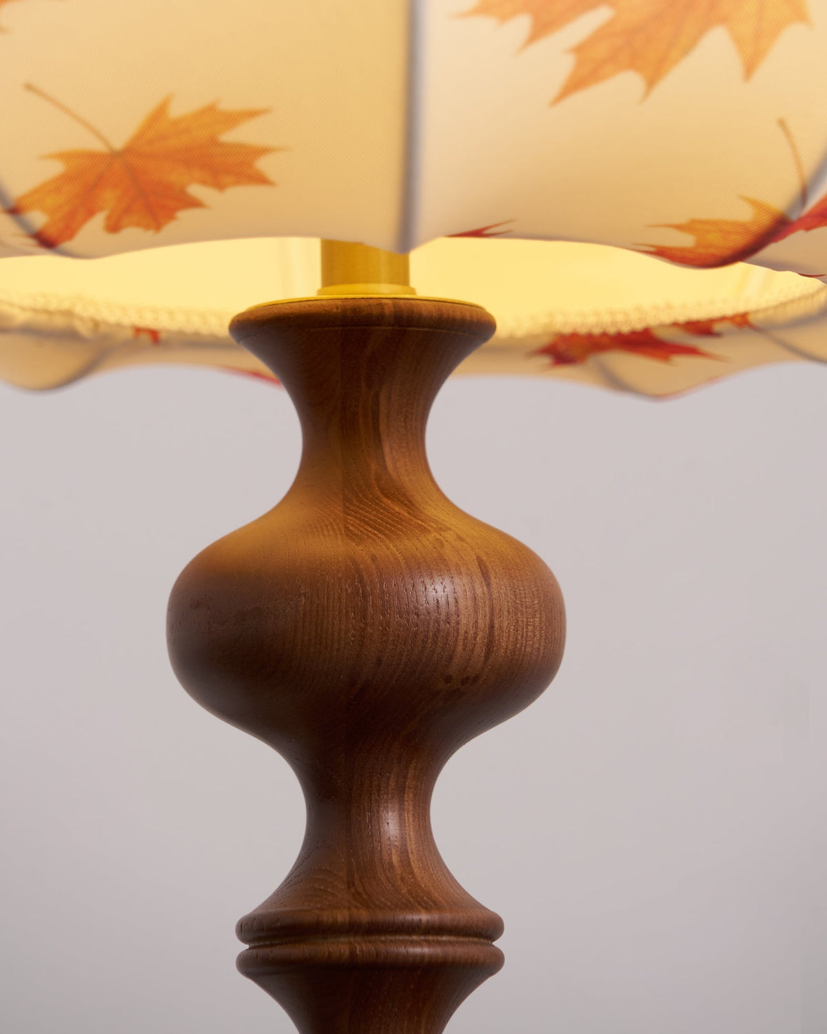 Qrathen Stehleuchte aus Holz und Stoff im Retro-Stil