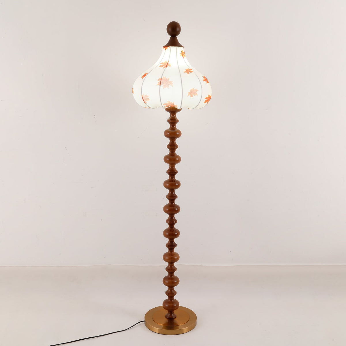 Qrathen Stehleuchte aus Holz und Stoff im Retro-Stil