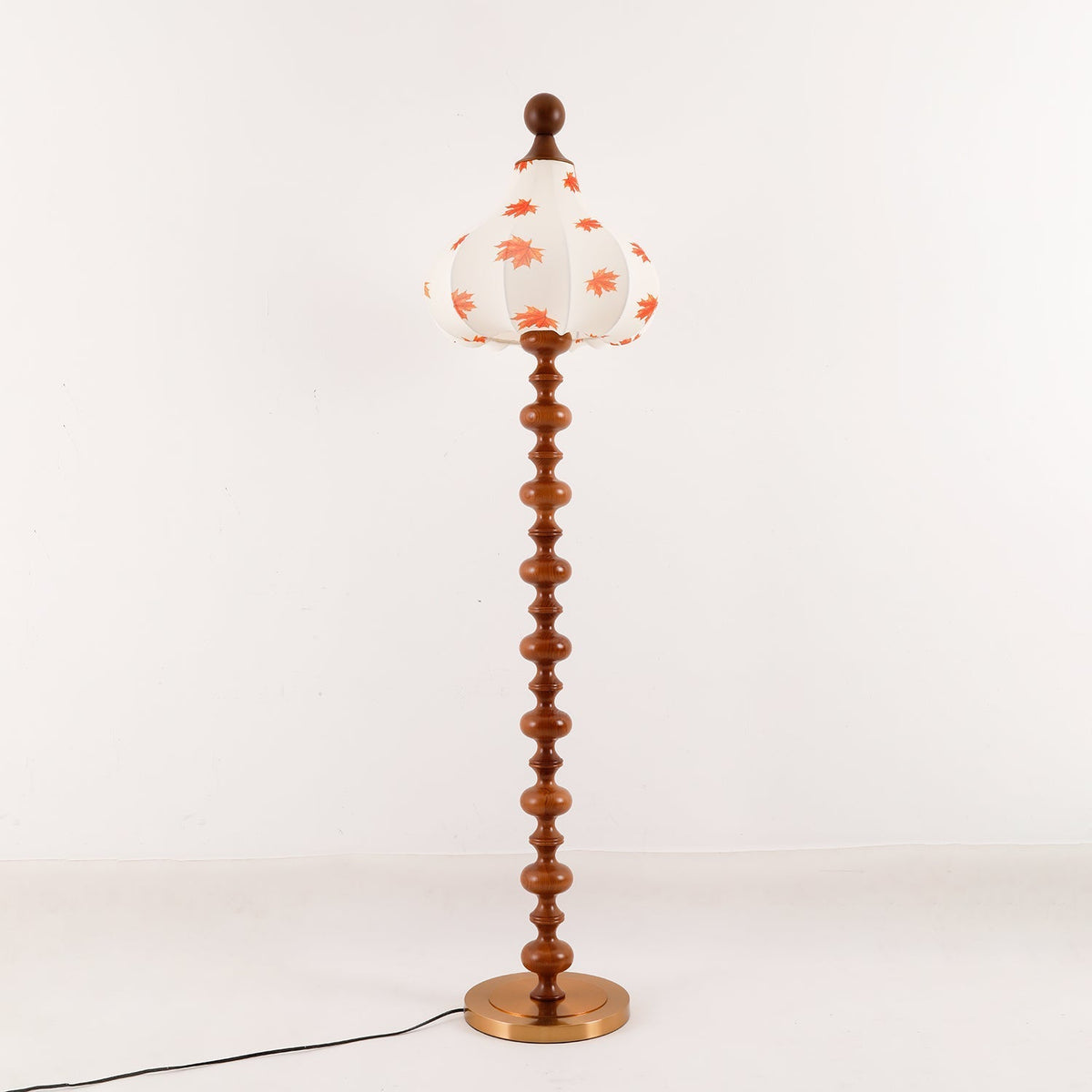 Qrathen Stehleuchte aus Holz und Stoff im Retro-Stil