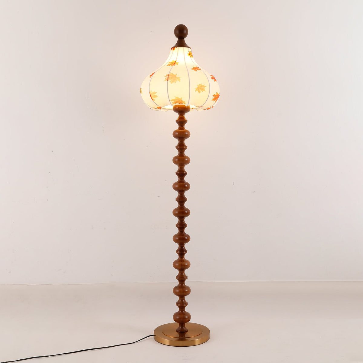 Qrathen Stehleuchte aus Holz und Stoff im Retro-Stil