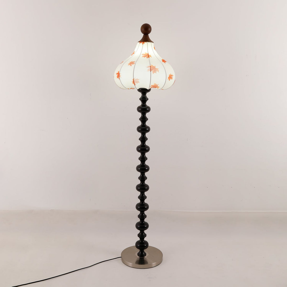 Qrathen Stehleuchte aus Holz und Stoff im Retro-Stil