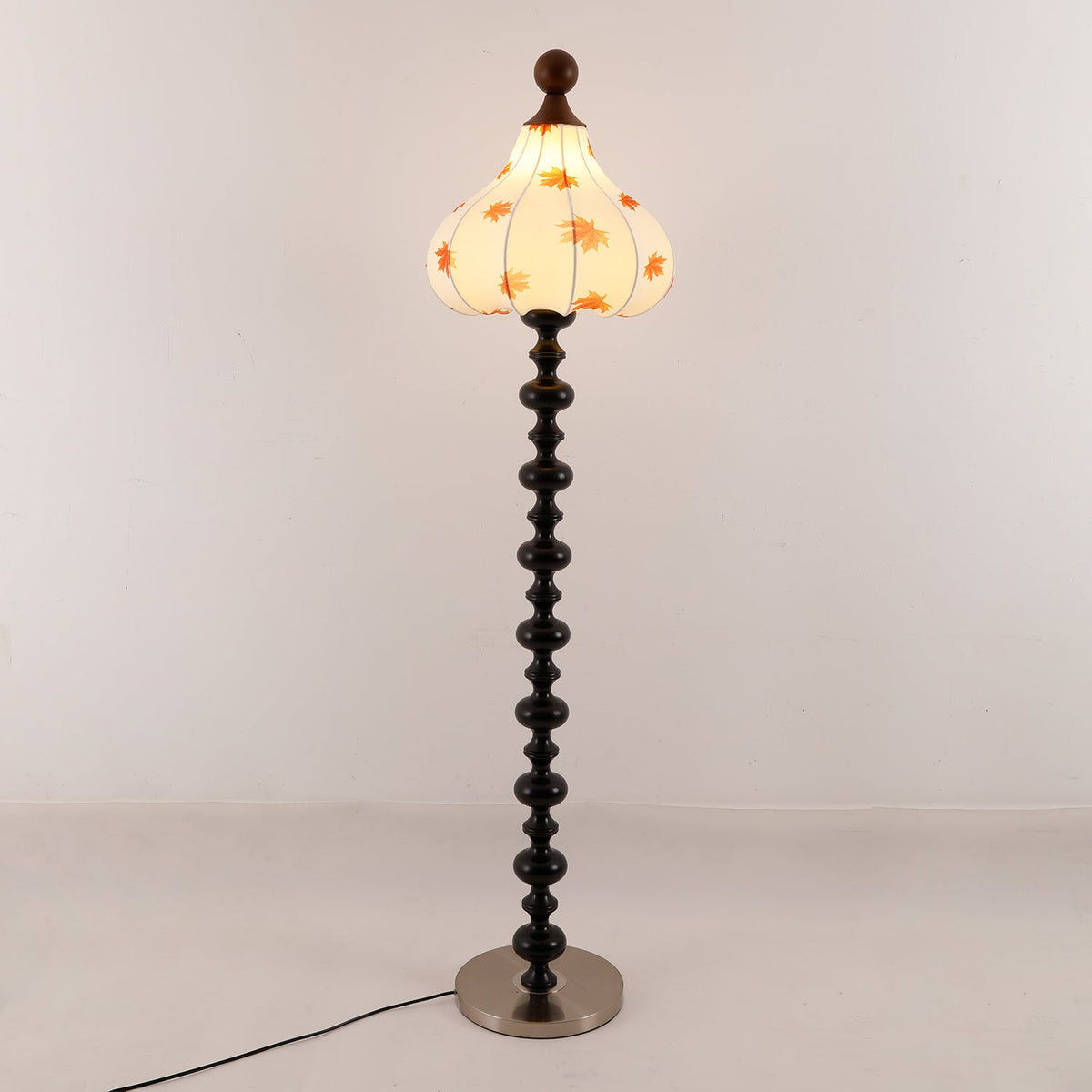 Qrathen Stehleuchte aus Holz und Stoff im Retro-Stil