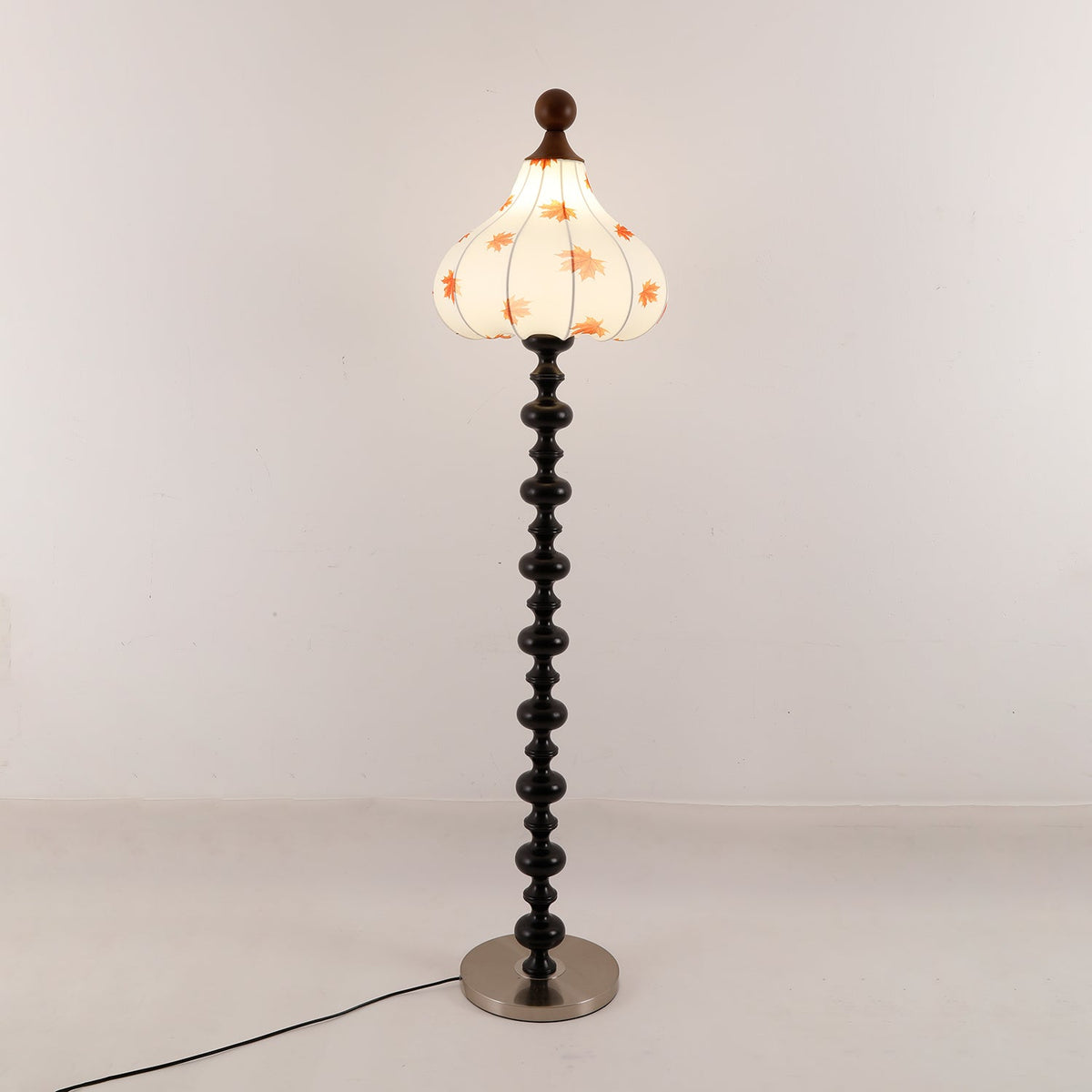 Qrathen Stehleuchte aus Holz und Stoff im Retro-Stil