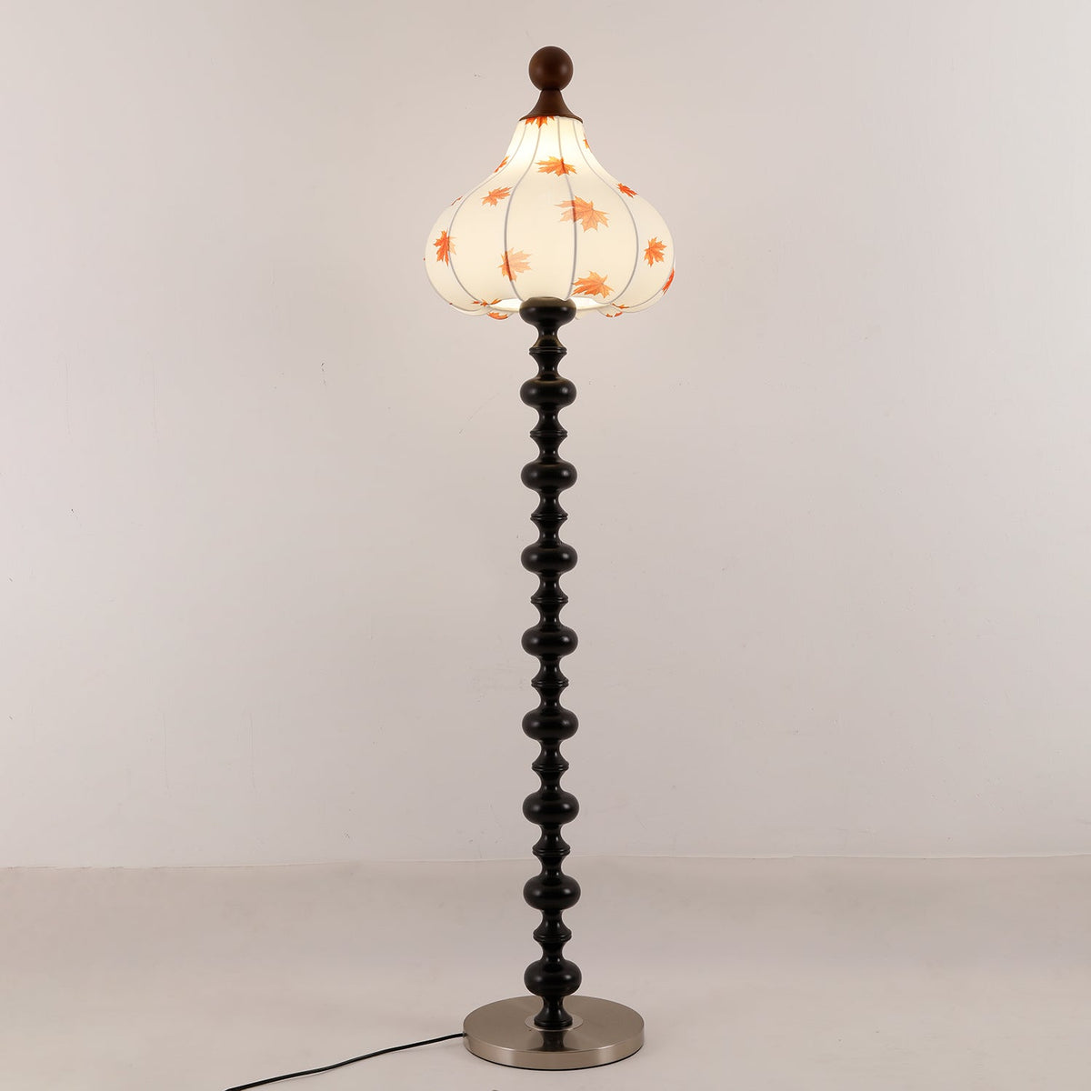 Qrathen Stehleuchte aus Holz und Stoff im Retro-Stil