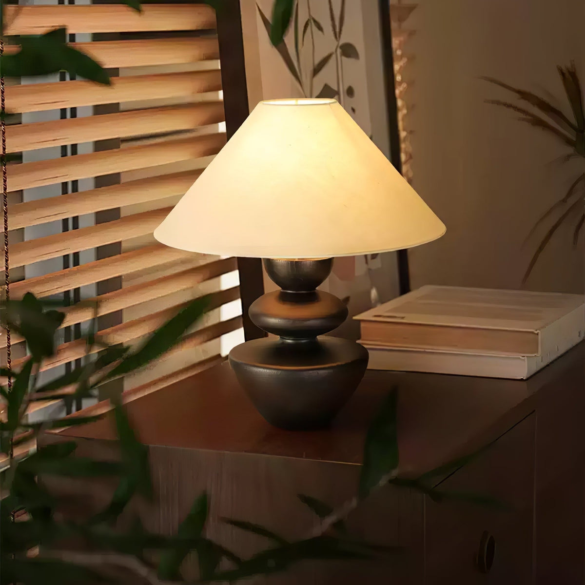 Joanne Tischlampe aus Holz im Vintage-Stil