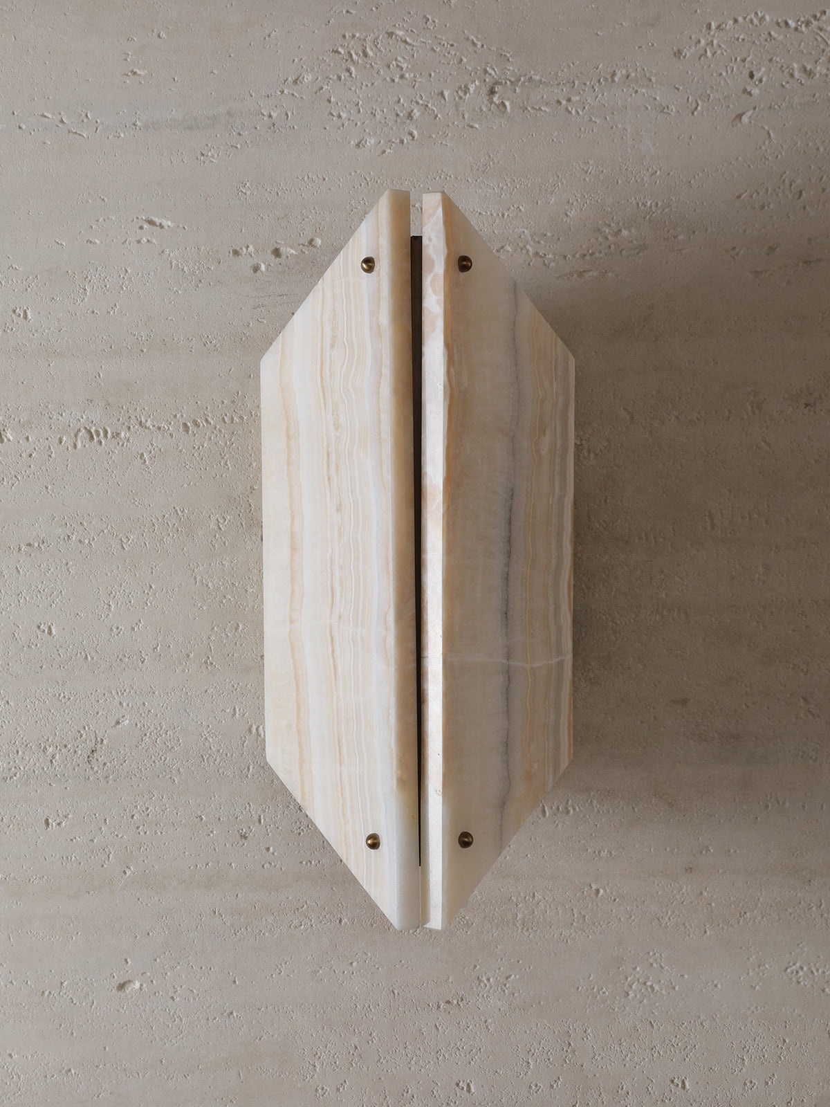 Zynx moderne Wandleuchte aus weißem Alabaster mit Kieselsteinform
