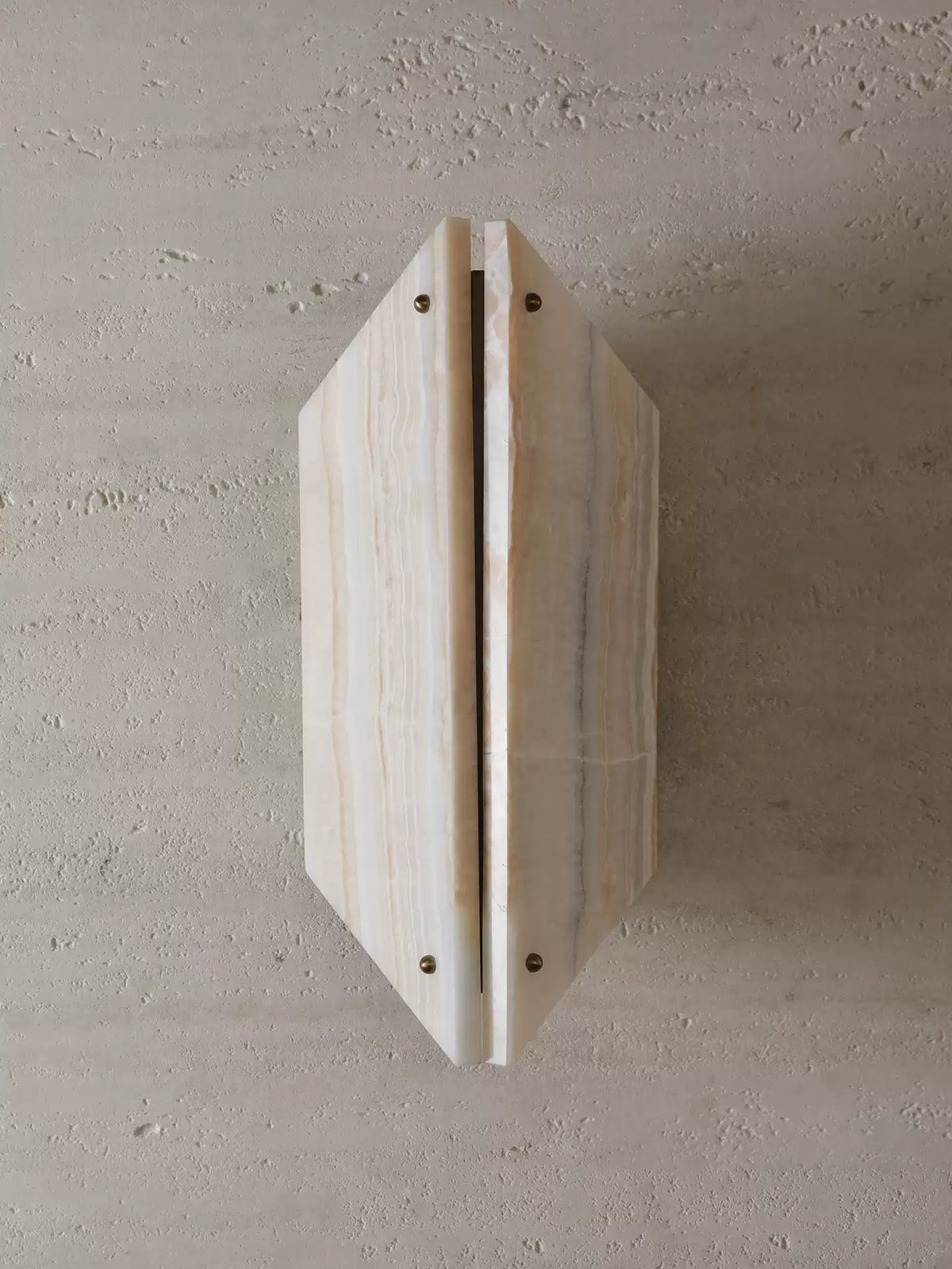 Zynx moderne Wandleuchte aus weißem Alabaster mit Kieselsteinform