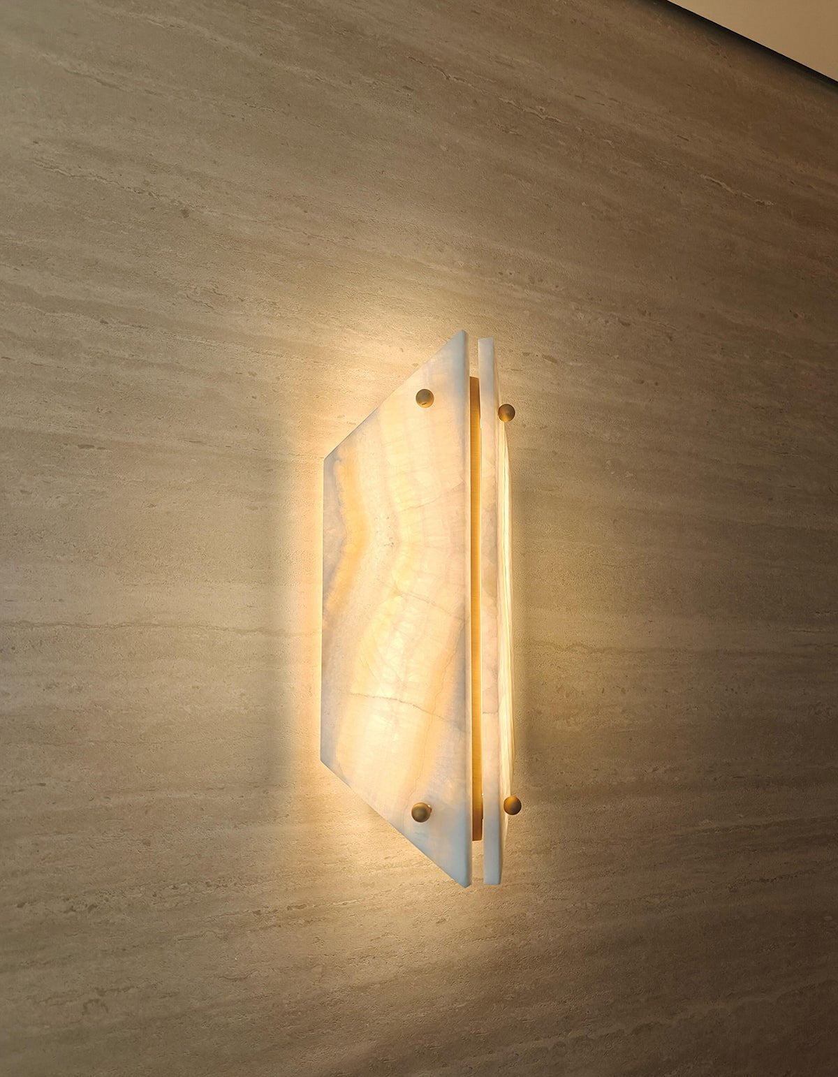 Zynx moderne Wandleuchte aus weißem Alabaster mit Kieselsteinform