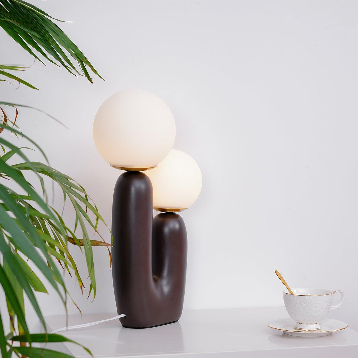 Fenix Kunstharz-Tischleuchte im künstlerischen Design