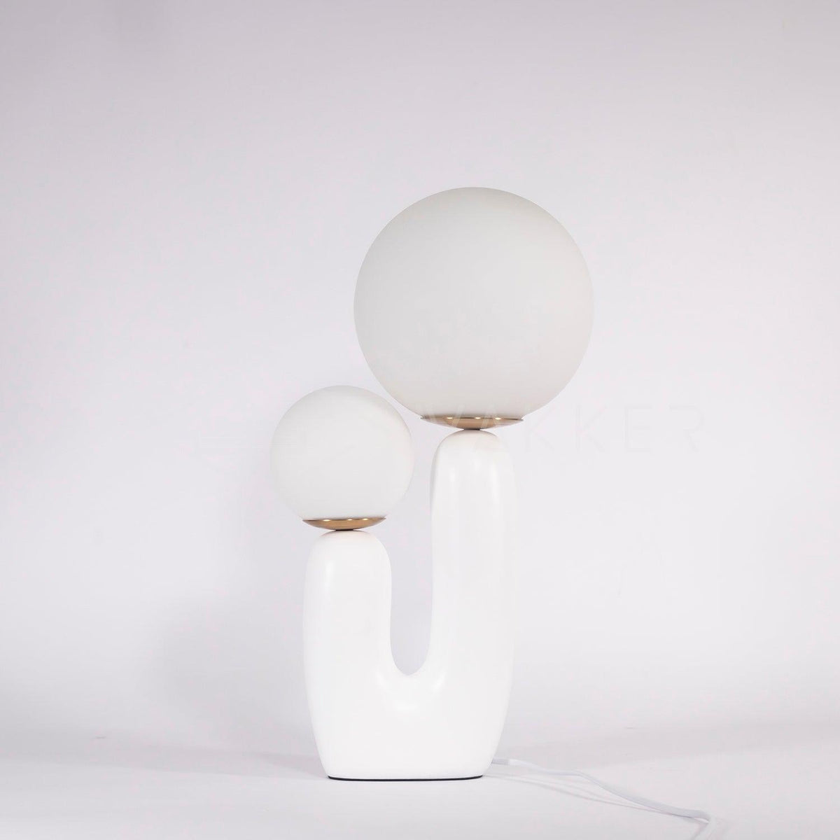 Fenix Kunstharz-Tischleuchte im künstlerischen Design