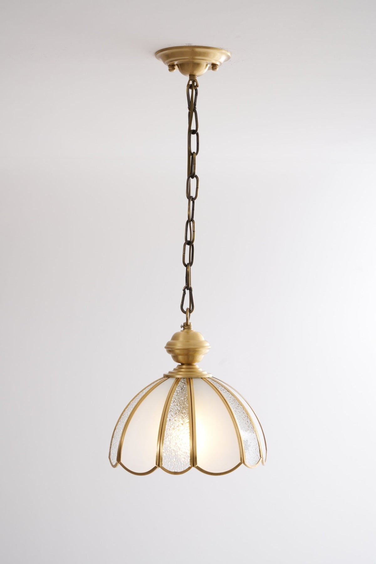 Lunell traditionelle Kunst Pendelleuchte aus Messing und Glas