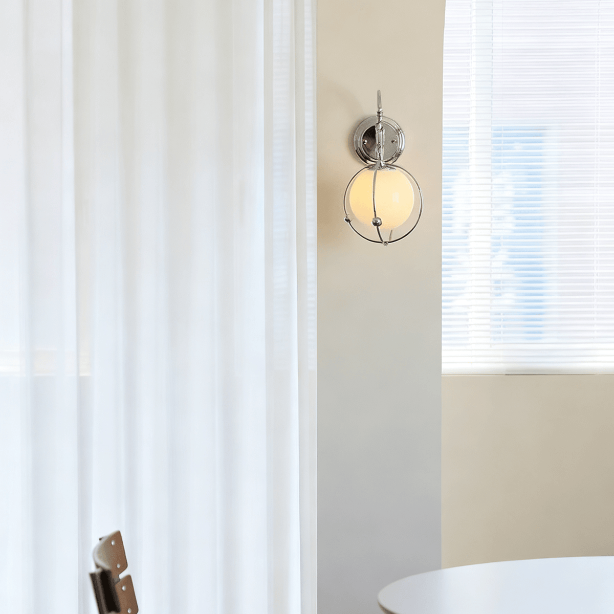 Veliselia Orb Cage Wandleuchte