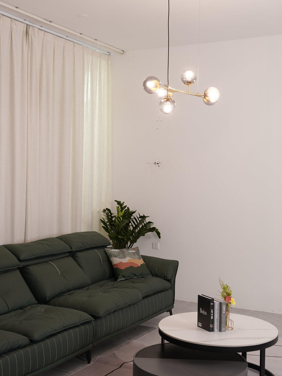 Yorvin Pendelleuchte Orb Messing Glas für Wohnzimmer