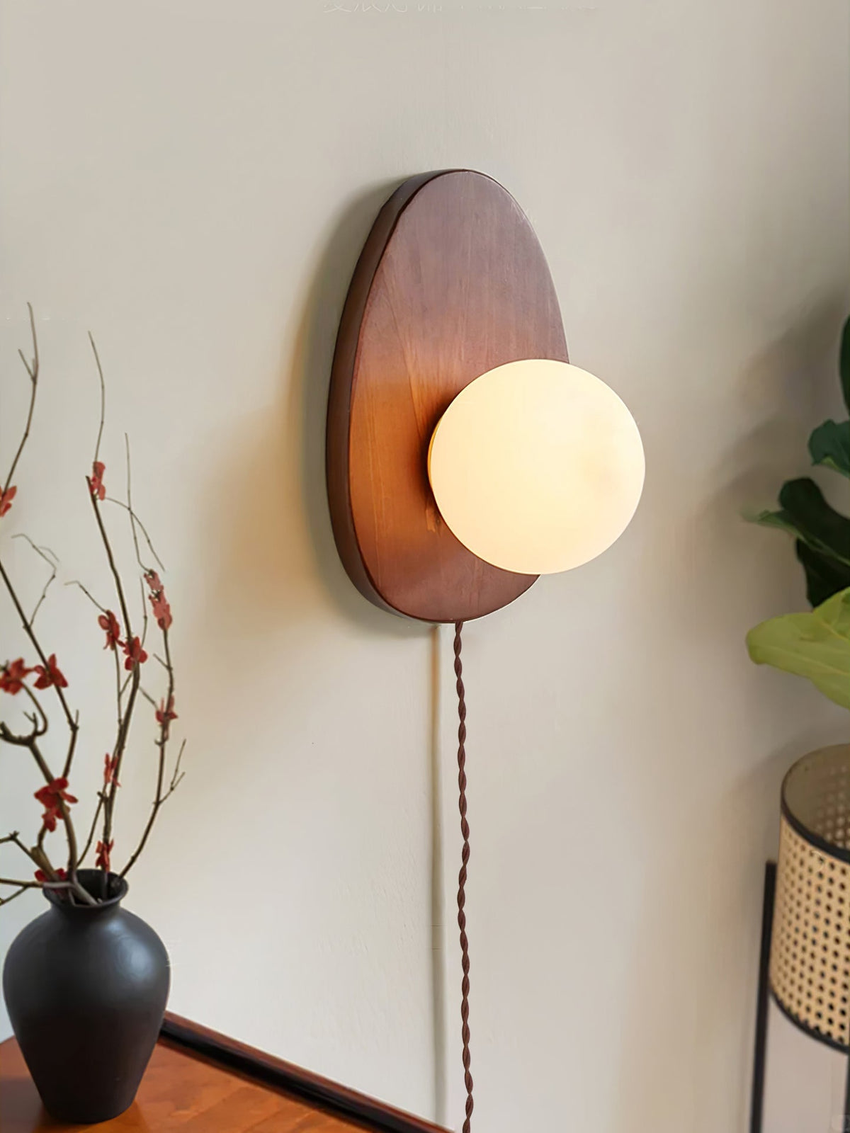 Nylaeiel skandinavisch Art Wandleuchte aus Walnuss-Holz mit Glas und Stecker