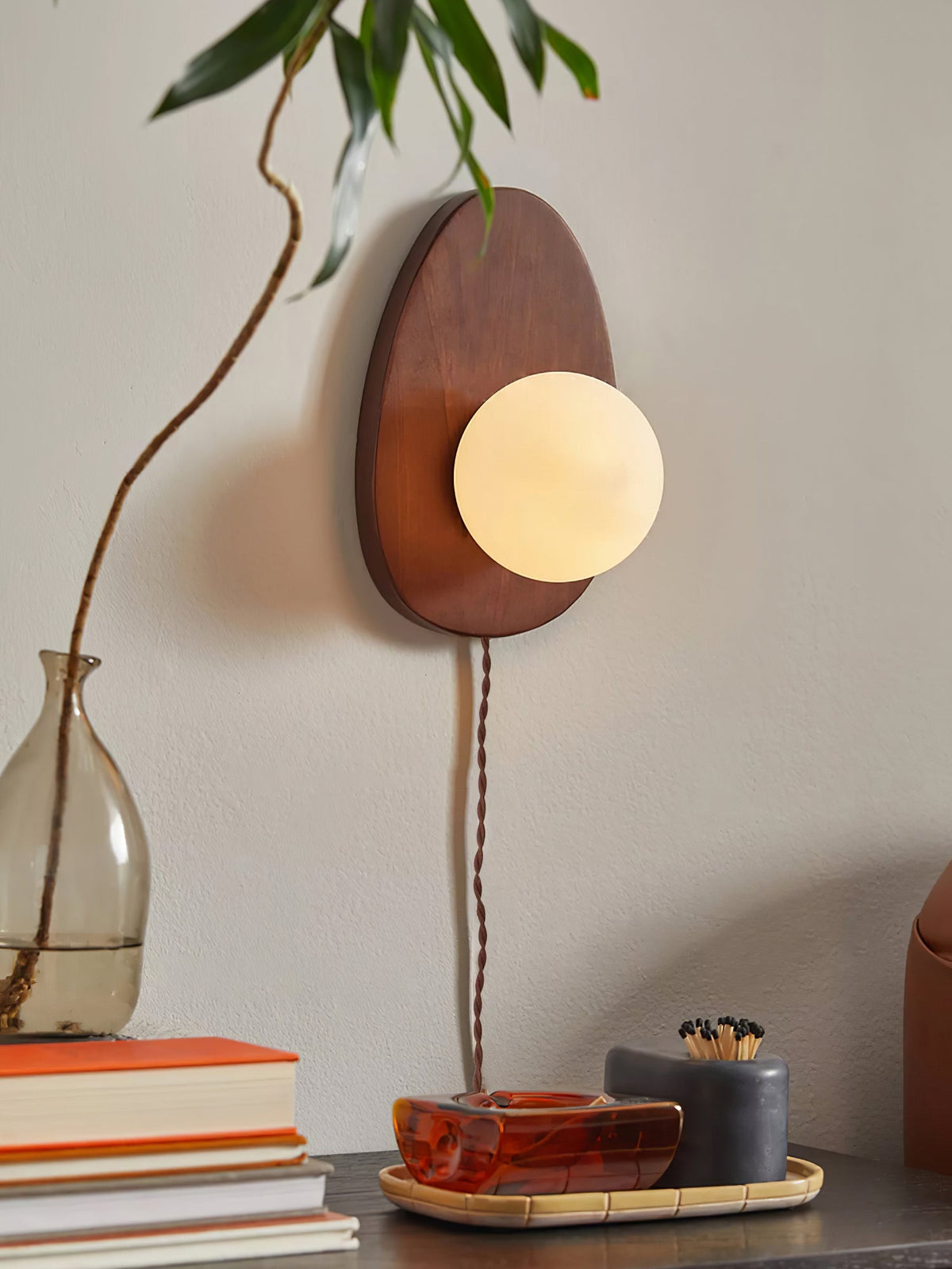 Nylaeiel skandinavisch Art Wandleuchte aus Walnuss-Holz mit Glas und Stecker