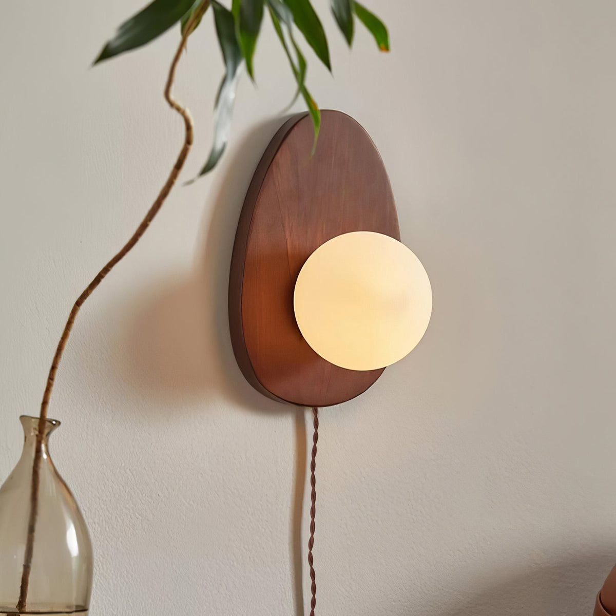 Nylaeiel skandinavisch Art Wandleuchte aus Walnuss-Holz mit Glas und Stecker