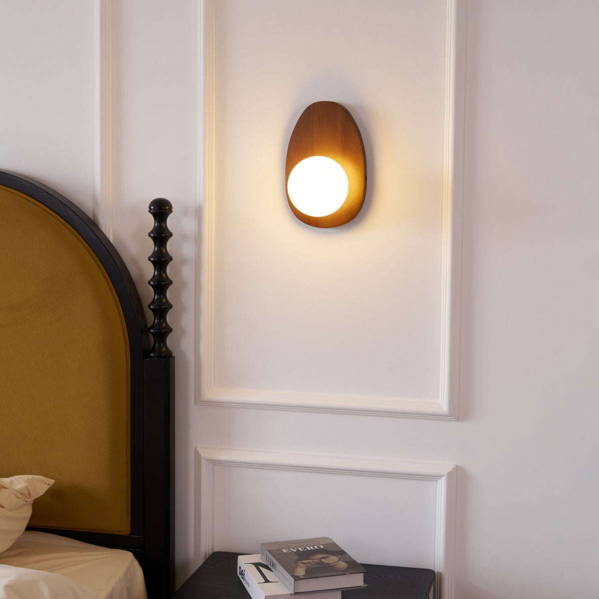 Nylaeiel skandinavisch Art Wandleuchte aus Walnuss-Holz mit Glas und Stecker