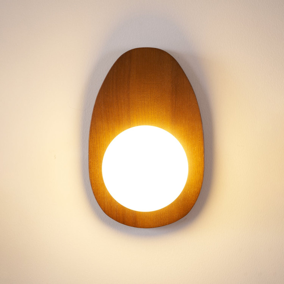 Nylaeiel skandinavisch Art Wandleuchte aus Walnuss-Holz mit Glas und Stecker
