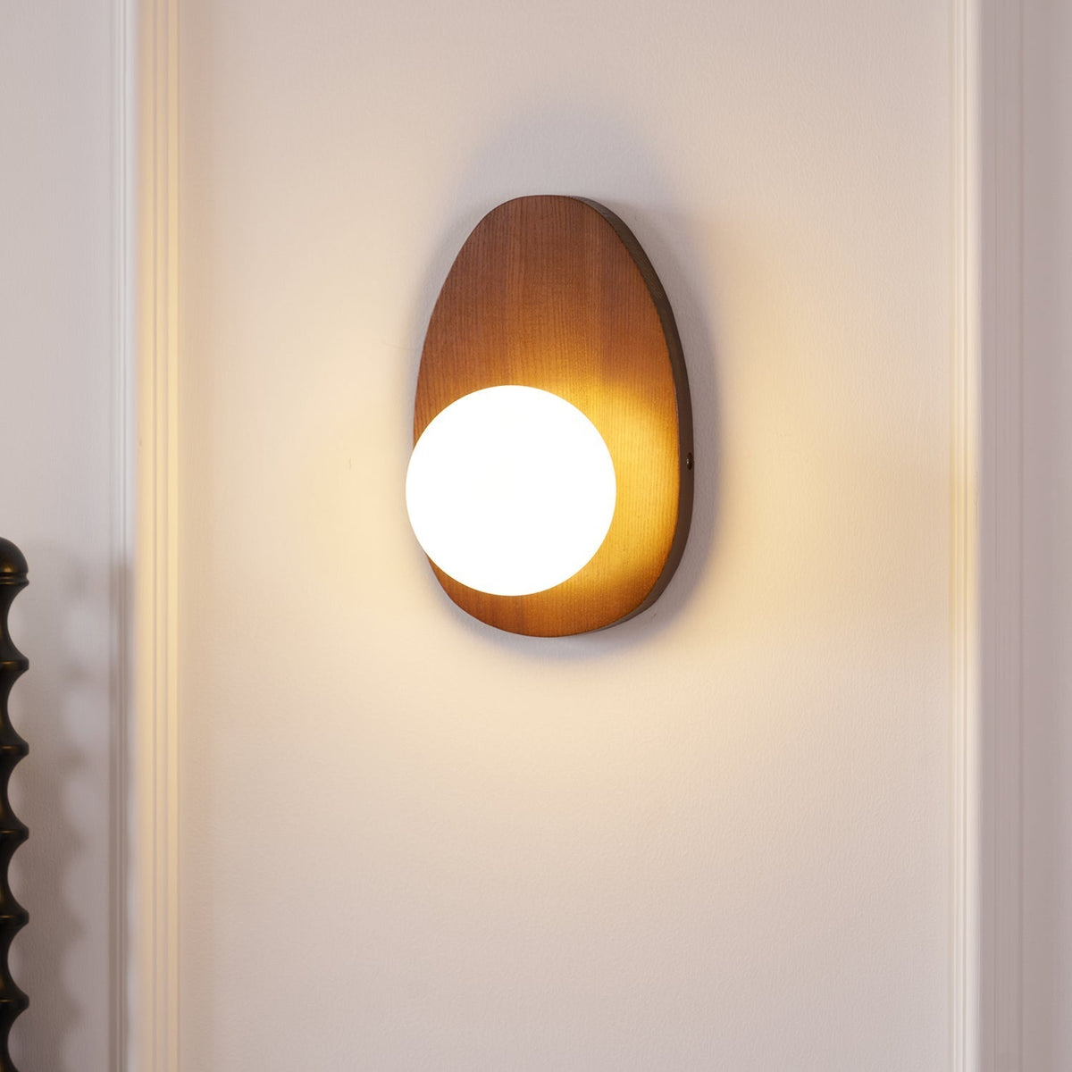 Nylaeiel skandinavisch Art Wandleuchte aus Walnuss-Holz mit Glas und Stecker