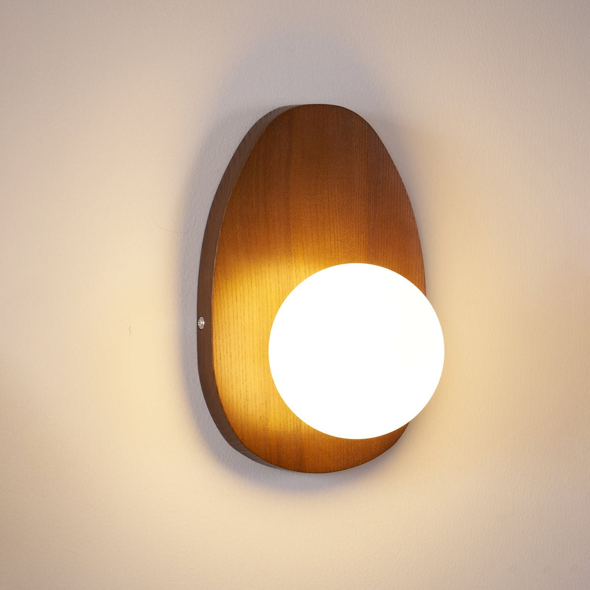 Nylaeiel skandinavisch Art Wandleuchte aus Walnuss-Holz mit Glas und Stecker