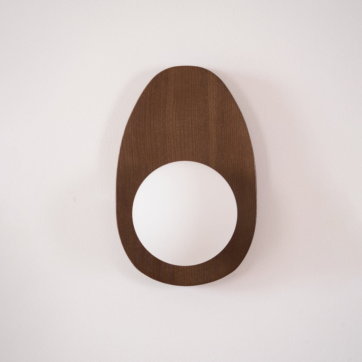Nylaeiel skandinavisch Art Wandleuchte aus Walnuss-Holz mit Glas und Stecker