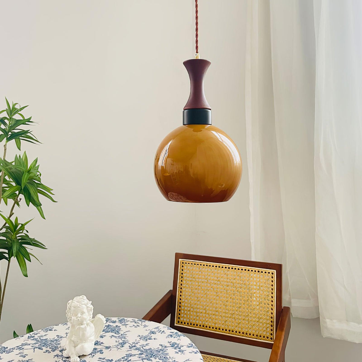 Gyls zeitgenössische minimalistische Pendelleuchte aus Holz und Glas