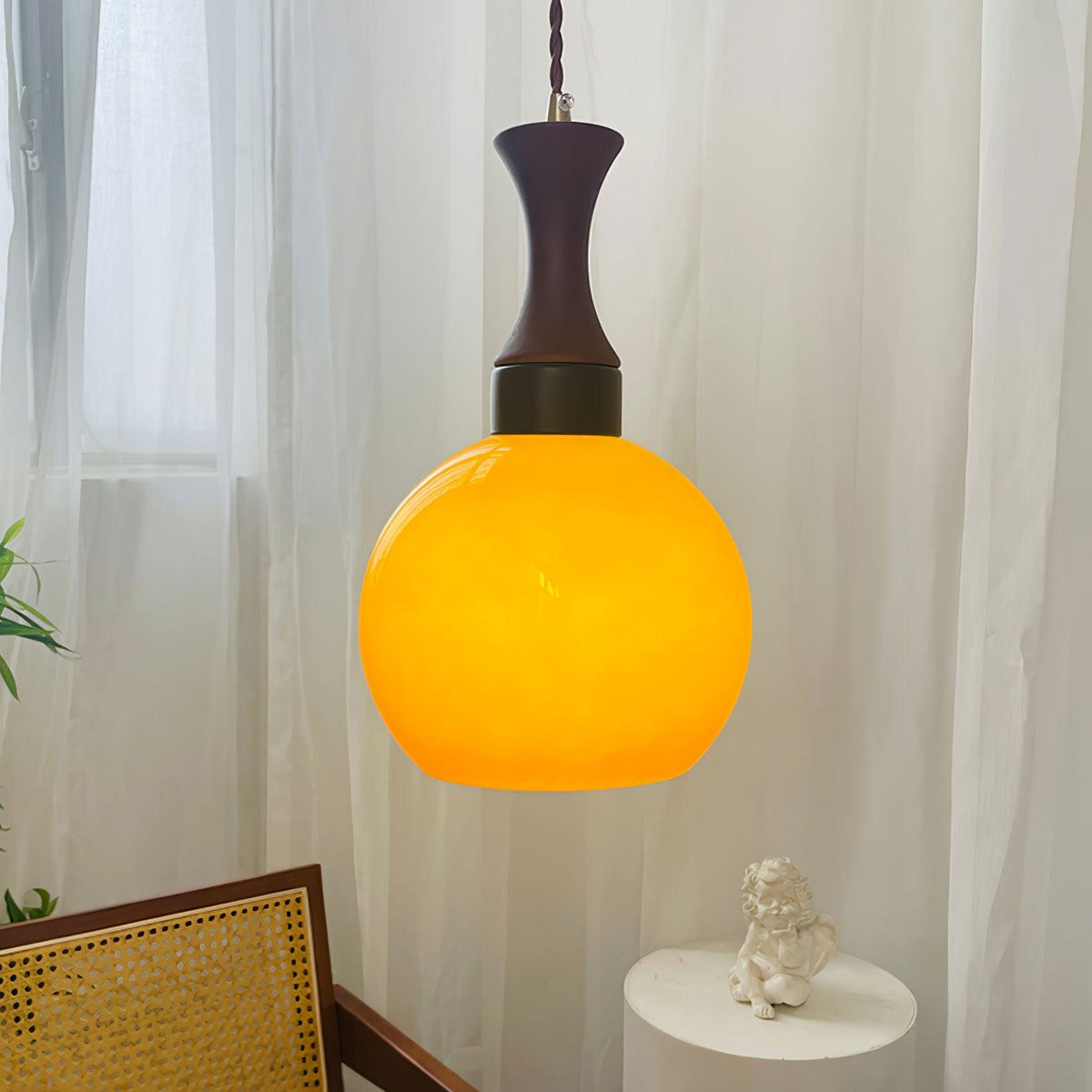 Gyls zeitgenössische minimalistische Pendelleuchte aus Holz und Glas
