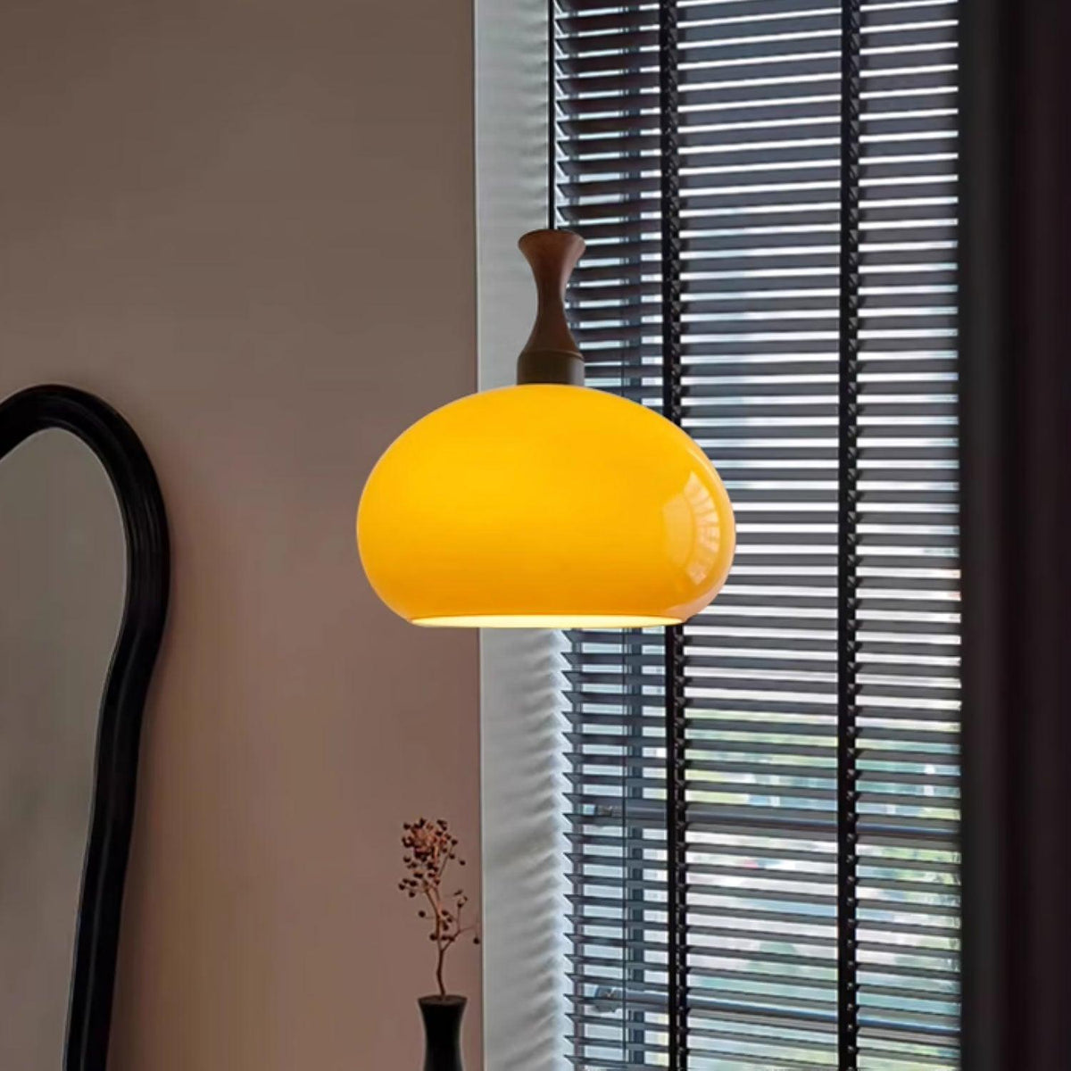 Gyls zeitgenössische minimalistische Pendelleuchte aus Holz und Glas