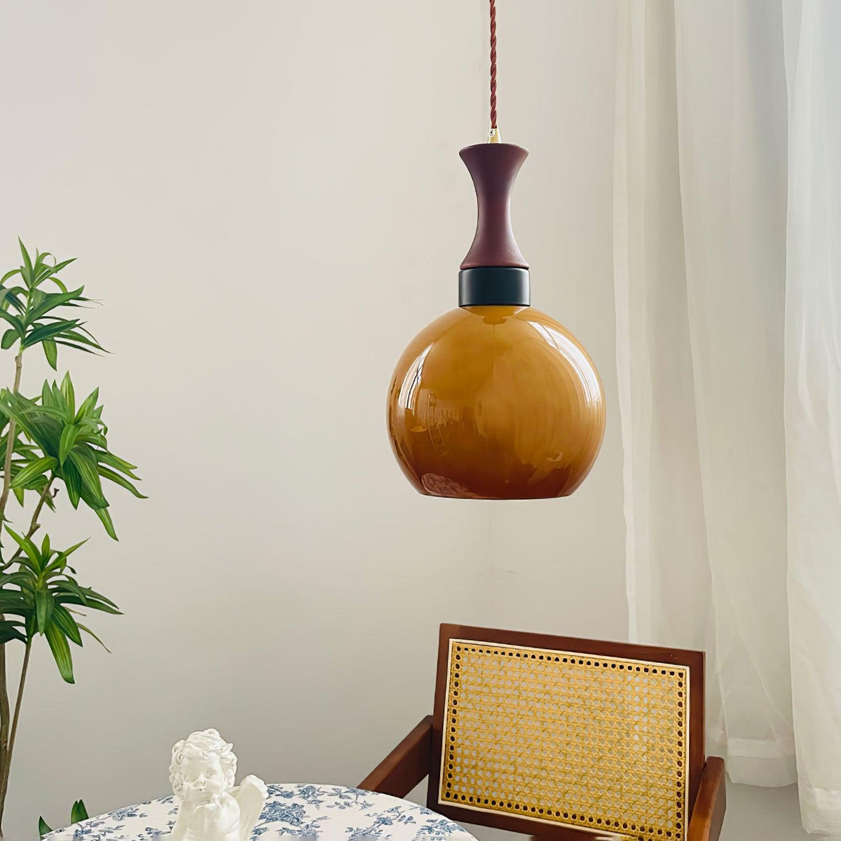 Gyls zeitgenössische minimalistische Pendelleuchte aus Holz und Glas